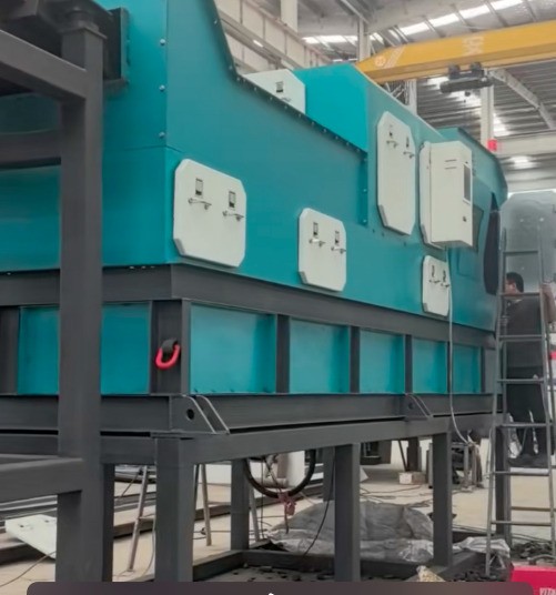 車間內(nèi)一邊在趕制客戶訂購(gòu)的設(shè)備 , 另一邊在給X射線分選機(jī)試料