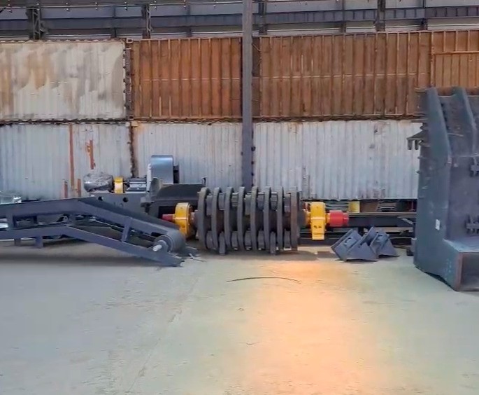 售后到達(dá)非洲客戶(hù)場(chǎng)地準(zhǔn)備進(jìn)行破碎機(jī)的安裝工作