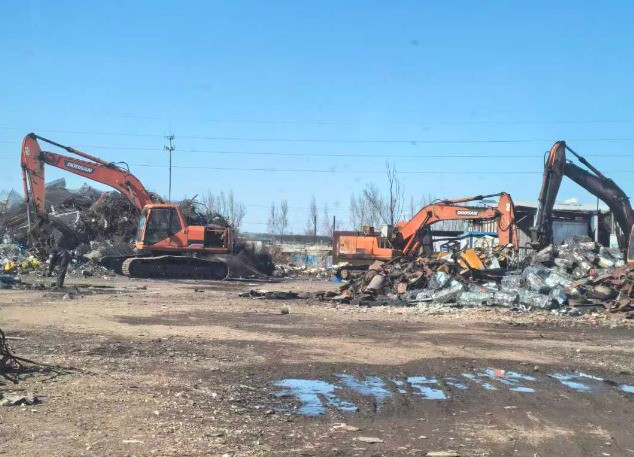 回訪路友老客戶看到幾經(jīng)“ 沙場(chǎng) ”的路友老設(shè)備依然作戰(zhàn)在前線，一股暖意涌上心頭