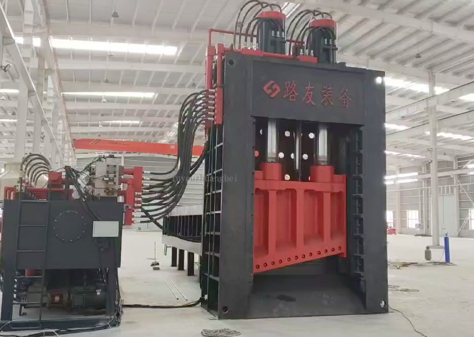 1000T重型液壓廢鋼剪切機(jī)龍門(mén)剪在河北地區(qū)待機(jī)等候正式開(kāi)機(jī)工作