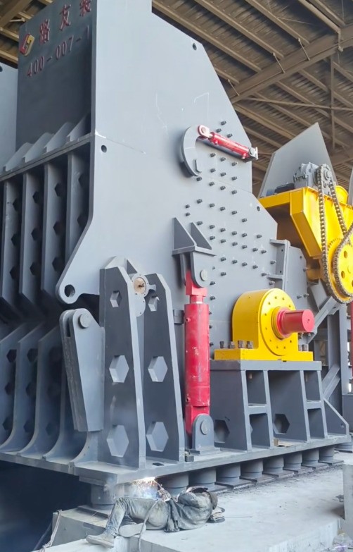 6000重型破碎機(jī)安裝進(jìn)行時(shí)