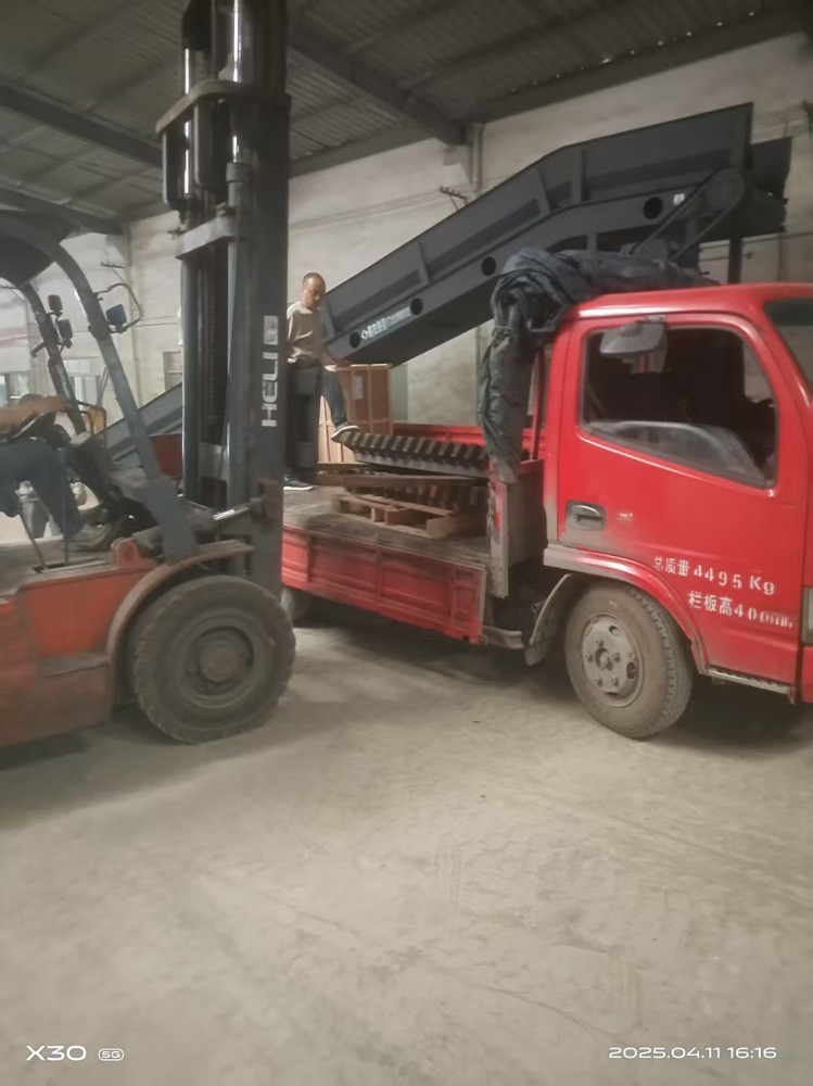 到達(dá)客戶場(chǎng)地，開(kāi)始卸機(jī)工作