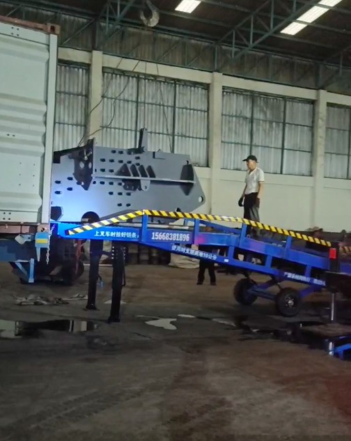 幾天前泰國地區(qū)安裝完成的廢鋼破碎機卸車現(xiàn)場