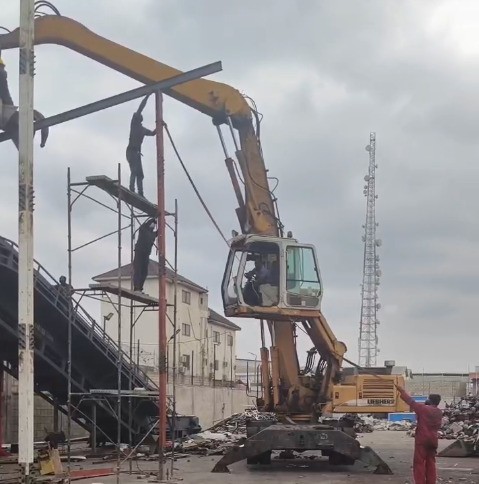 壯觀！破碎機的搭建像是一場驚心動魄的雜技表演。