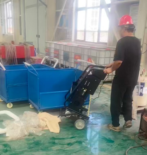 路友廢鋼龍門剪正在對建筑工地管架、貨車車架及馬路欄桿等結(jié)構(gòu)的剪切作業(yè)