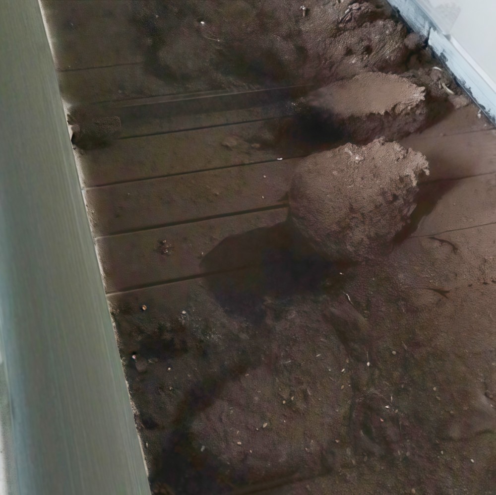 滿是鐵銹的廢鋼渣送入破碎機(jī)，瞬間褪去舊貌，煥顏一新。