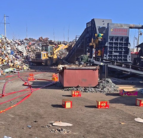 破碎機(jī)經(jīng)過場(chǎng)地規(guī)劃后確定安裝位置，基礎(chǔ)建設(shè)完成中～