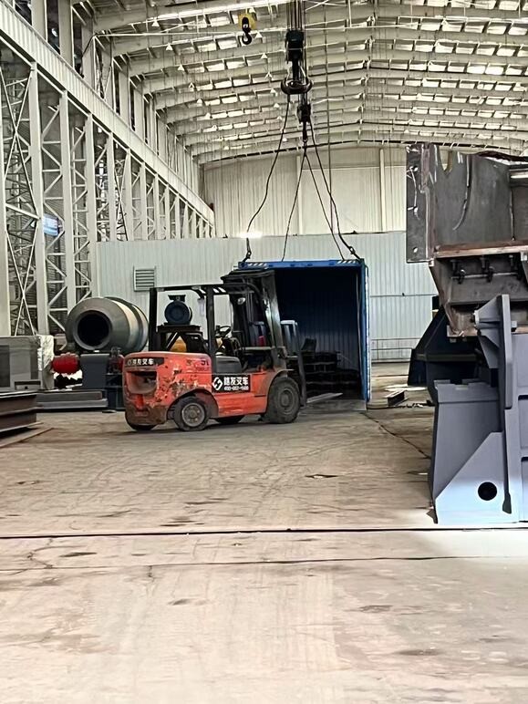 裝柜看似簡(jiǎn)單 ，實(shí)則很考驗(yàn)技術(shù) ，不僅是叉車技術(shù)，空間擺放也很重要。